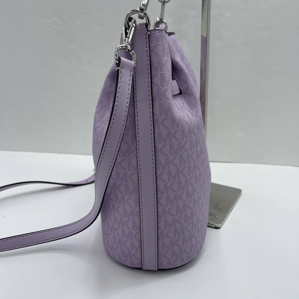 MICHAEL KORS Carson Md Sign Logo Convertible Bucket Cross Shoulder
Lt Quartz
NWT - Picture 11 of 16